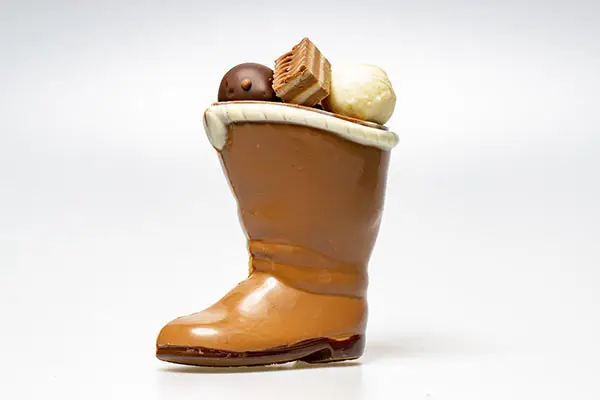 Mit Pralinen gefüllter Schokoladenstiefel